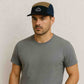 Un homme porte la Casquette 5 Panel Outdoors Velours noir