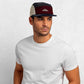 Un homme porte la Casquette 5 Panel Outdoors Velours rouge