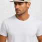 Un hmme porte la Casquette 5 Panel Skate beige