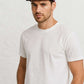 Un homme porte la Casquette 5 Panel Skate violette