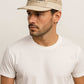 Un homme porte la Casquette 5 Panel Sport beige