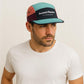 Un homme porte la Casquette 5 Panel Sport bleu