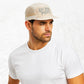 Un homme porte la Casquette 5 Panel Trail beige