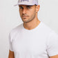Un homme porte la Casquette 5 Panel Trail violette