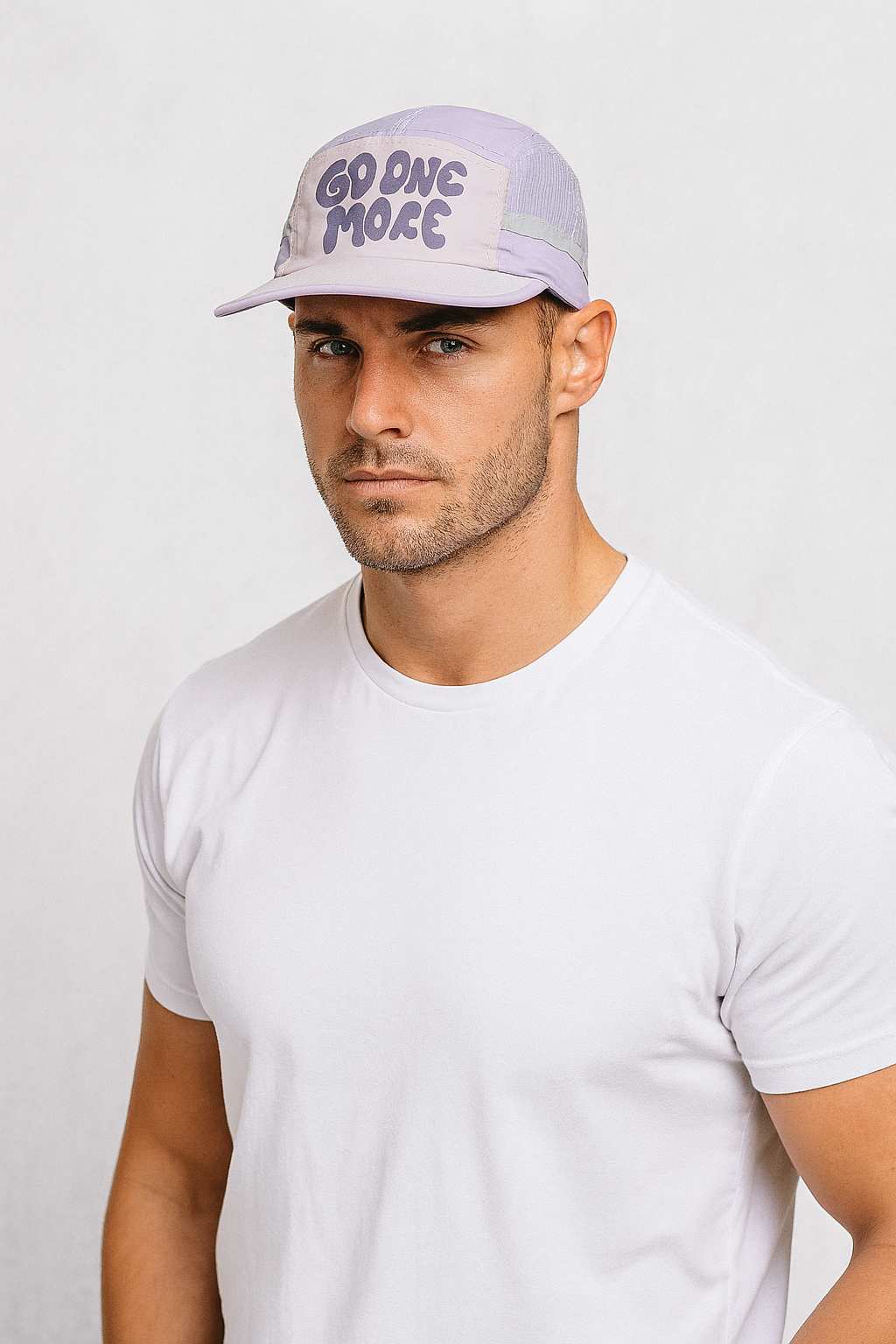 Un homme porte la Casquette 5 Panel Trail violette
