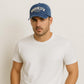 Un homme porte la Casquette Américaine Brooklyn Bleu