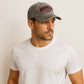 Un homme porte la Casquette Américaine Brooklyn Grise