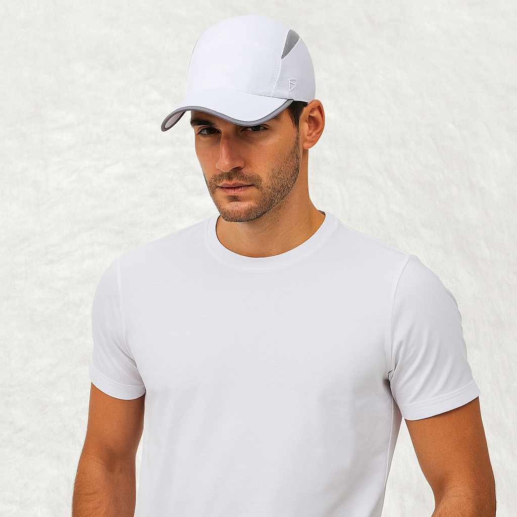 Un homme porte la Casquette Anti-UV blanche
