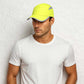 Un homme porte la  Casquette Anti UV jaune