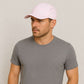 Un homme porte la Casquette Anti UV rose