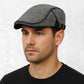 Un homme porte la Casquette Bec de Canard