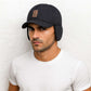 Un homme porte la Casquette Cache Oreille Noire