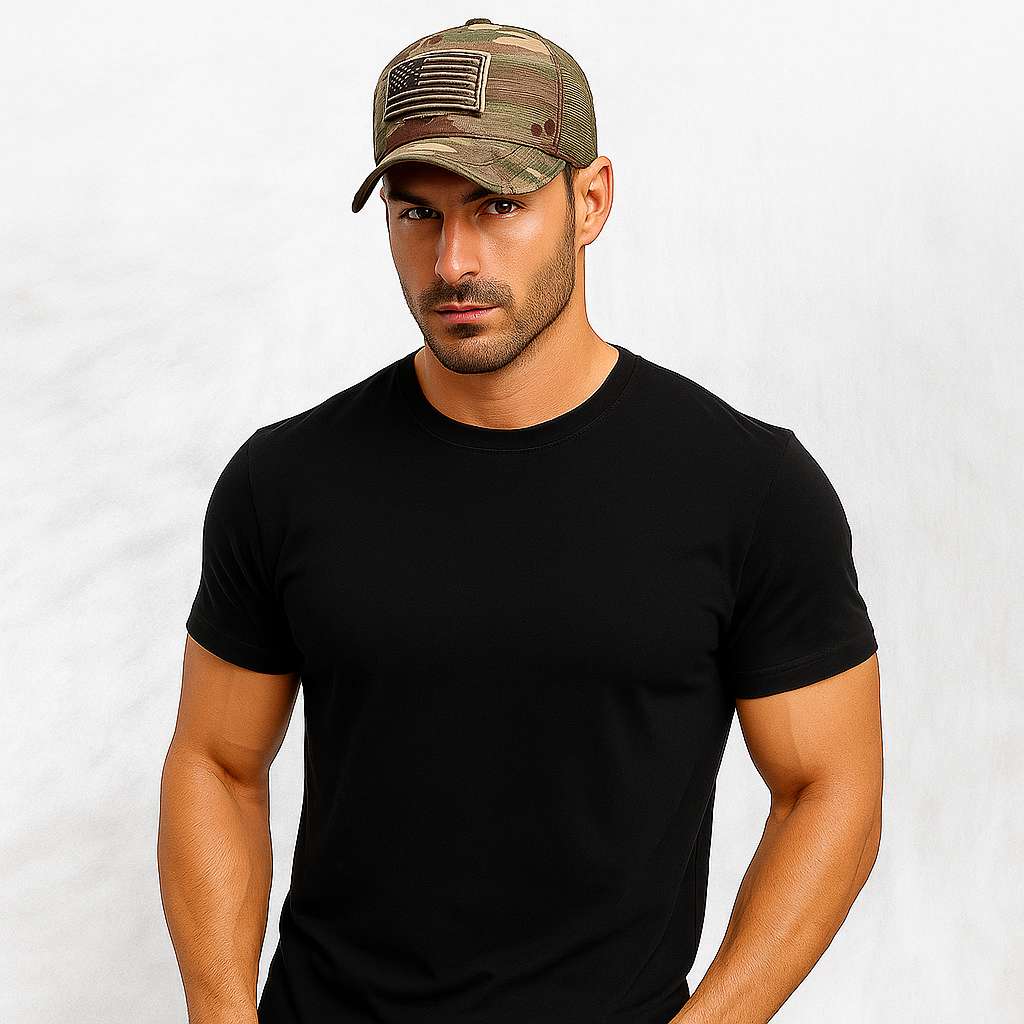Un homme porte la Casquette Camouflage Américaine