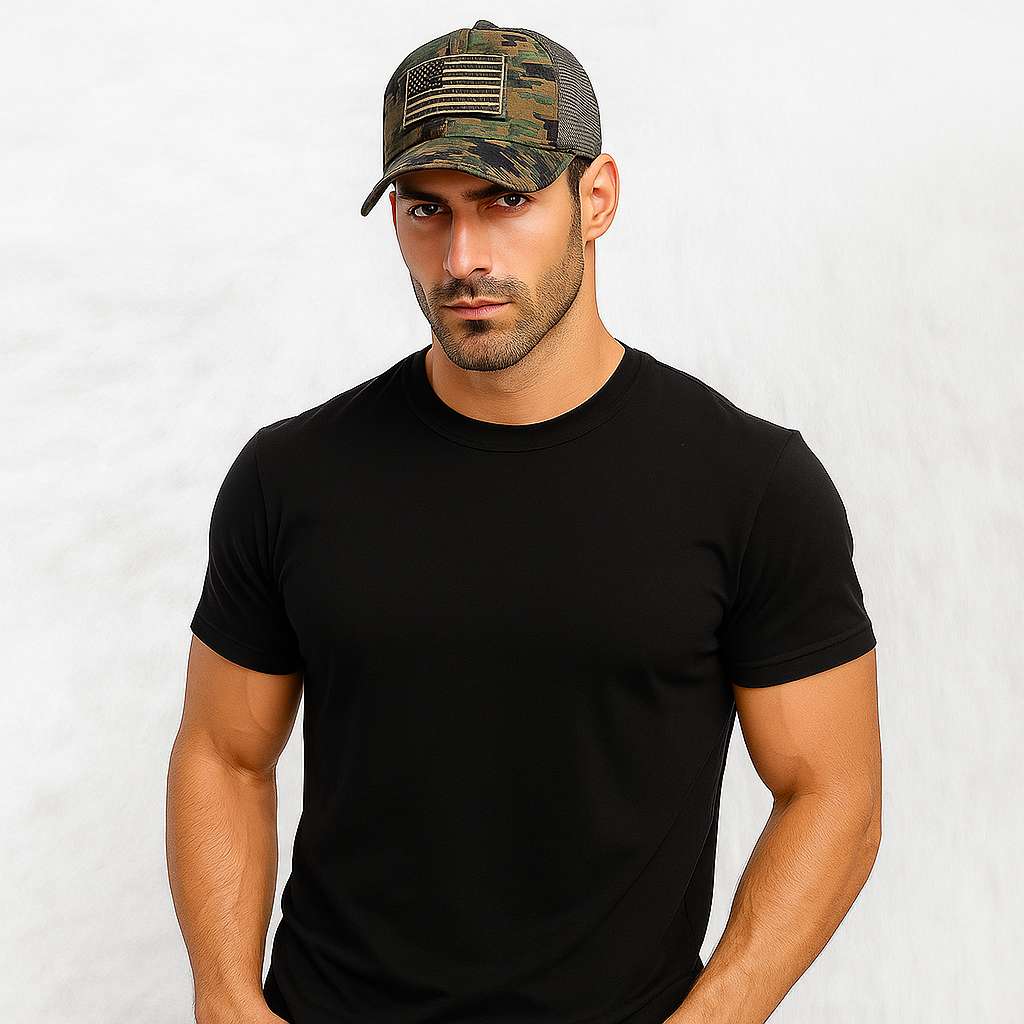 Un homme porte la Casquette Camouflage Pixel Américaine 