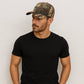 Un hmme porte la Casquette Camouflage d'Automne