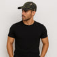 Un homme porte la Casquette Camouflage de Foret