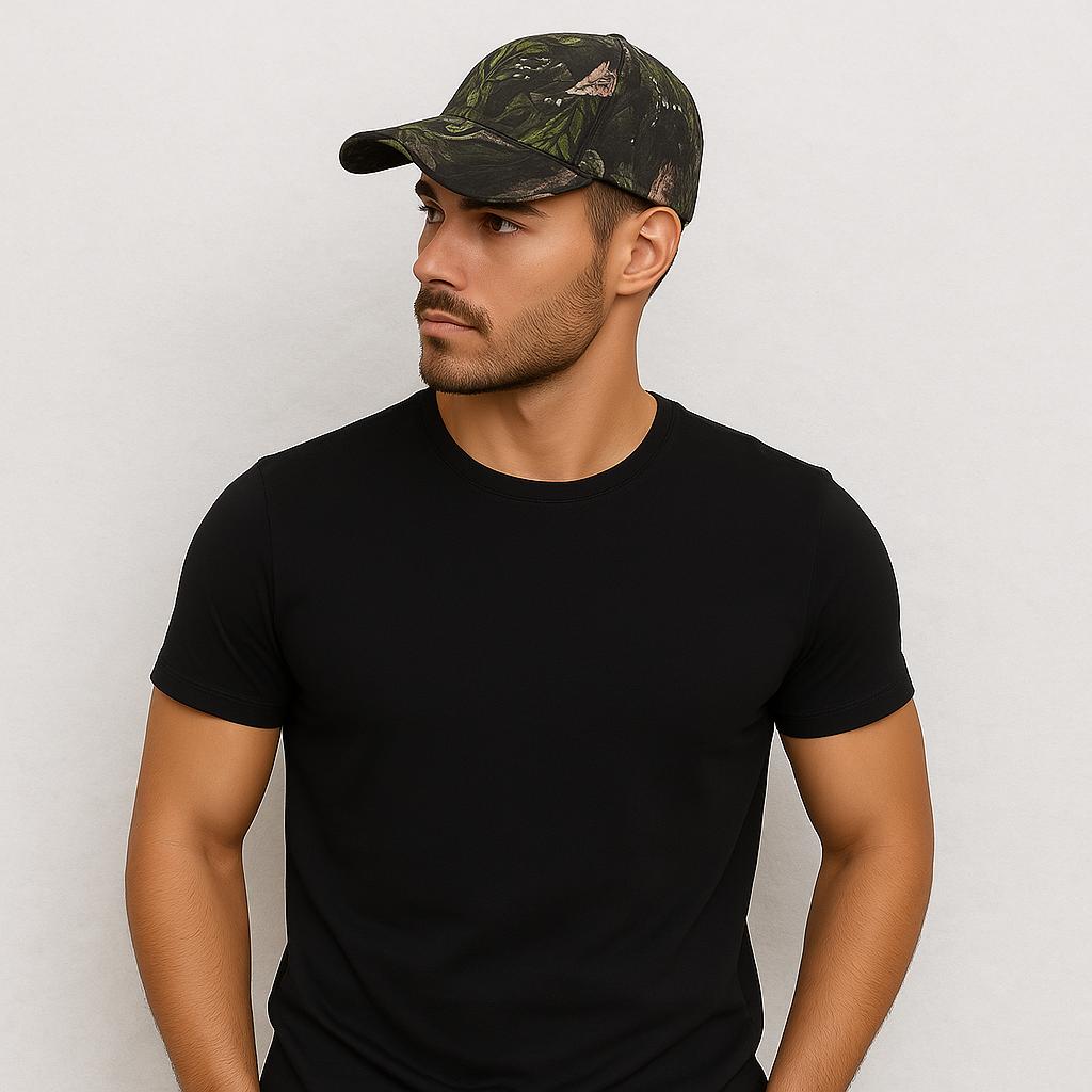 Un homme porte la Casquette Camouflage de Foret