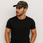 Un homme porte la Casquette Camouflage militaire