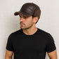 Un homme porte la Casquette Chapka Moumoute Marron 