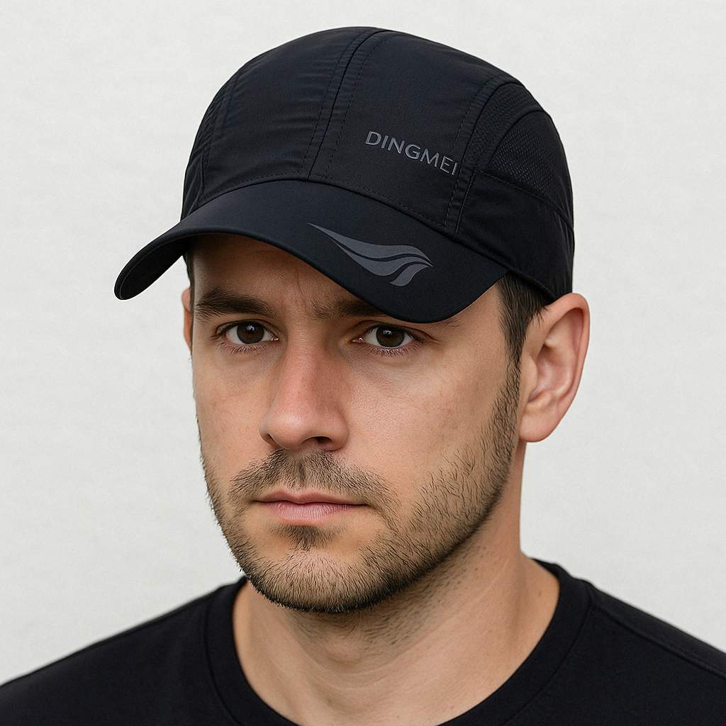 Un homme porte la Casquette Course à Pied