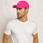 Un homme porte la Casquette Course à pied rose