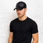 Un homme porte la Casquette Cuir 1994 Noir