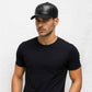 Un homme porte la Casquette Cuir Homme Noir