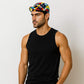 Un homme porte la Casquette Cycliste Contemporaine