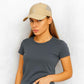 Une femme porte la Casquette Femme Anti uv beige
