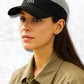 Une femme porte la Casquette Femme Anti uv noir pour femme