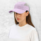Une femme porte la Casquette Femme Anti uv violet