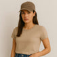 Une femme porte la Casquette Femme Été Marron