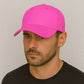 Un homme porte la Casquette Fluo Rose 