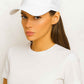 Une femme porte la Casquette Grande Taille Sport Blanche