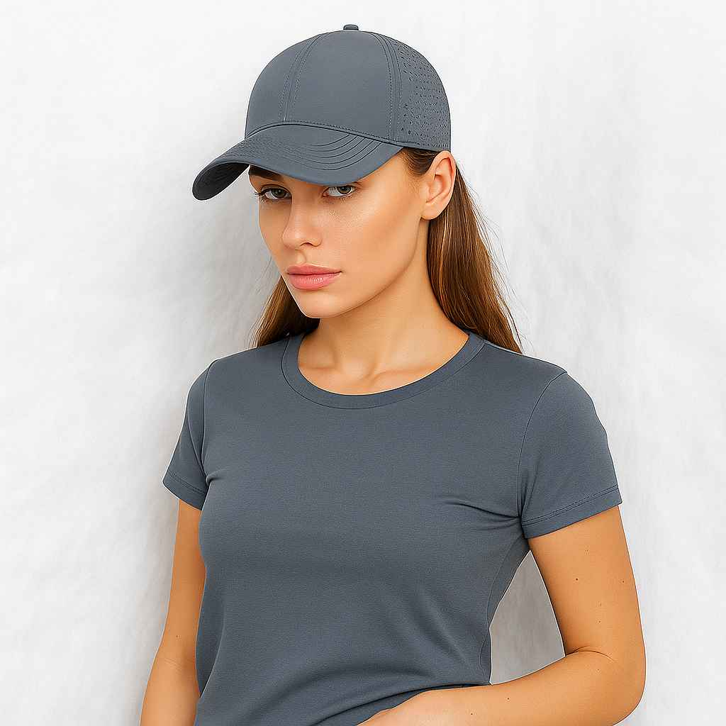 Une femme porte la Casquette Grande Taille Sport grise