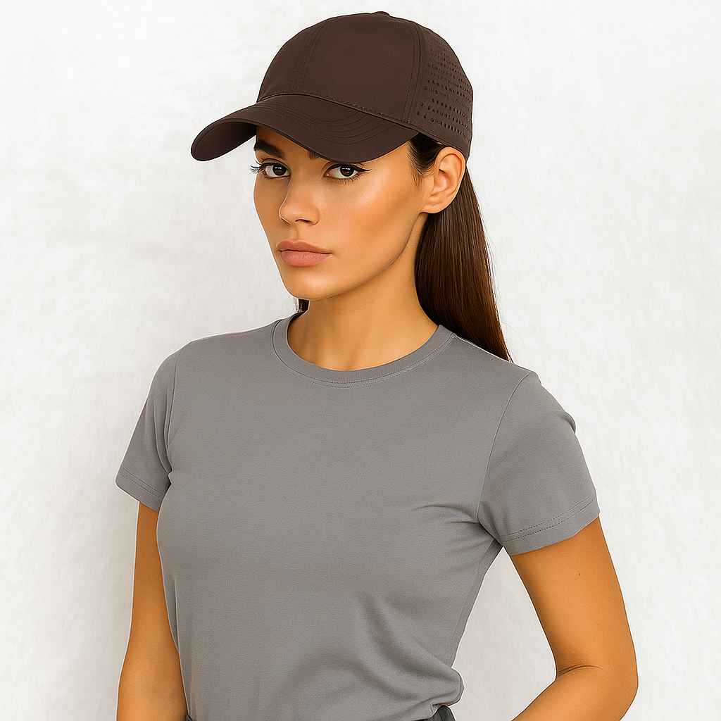 Une femme porte la Casquette Grande Taille Sport marron