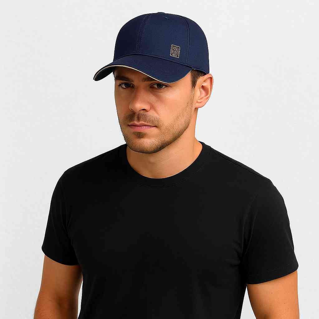 Un homme porte la Casquette Grande Taille homme bleu