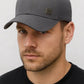 Un homme porte la Casquette Grande Taille homme gris 