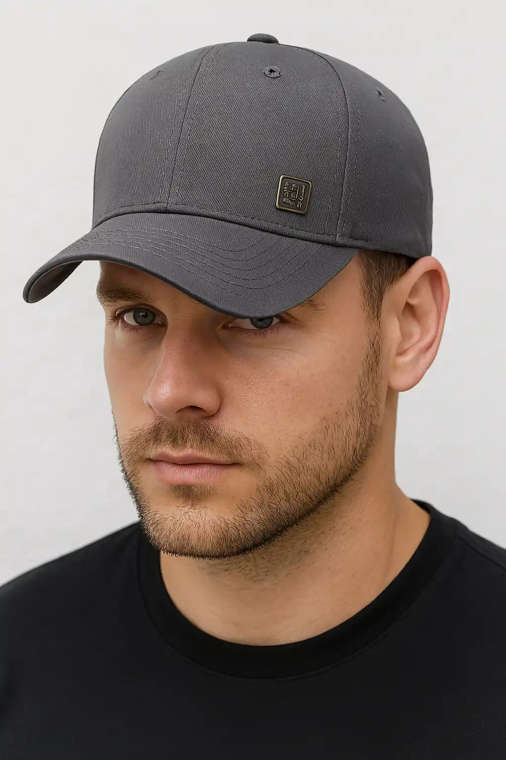 Un homme porte la Casquette Grande Taille homme gris 