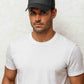 Un homme porte la Casquette Grosse Tête gris