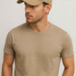 Un homme porte la Casquette Homme Été Beige 