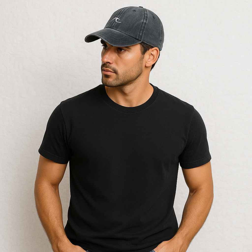 Un homme porte la Casquette Homme Été Grise Foncé