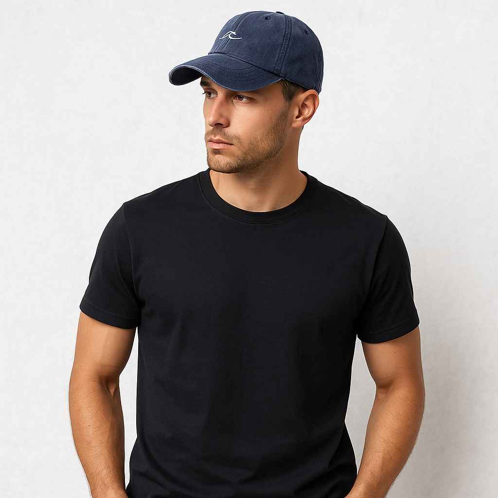 Un homme porte la Casquette Homme Été Marine