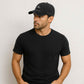 Yn homme porte la Casquette Homme Été Noir 