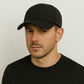 Un homme porte la Casquette Imperméable
