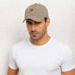 Un homme porte laCasquette Imperméable Homme marron