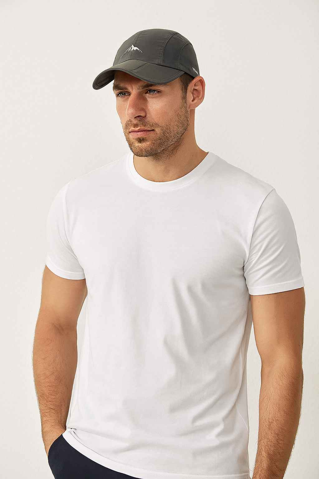 Un homme porte la Casquette Imperméable Running Homme