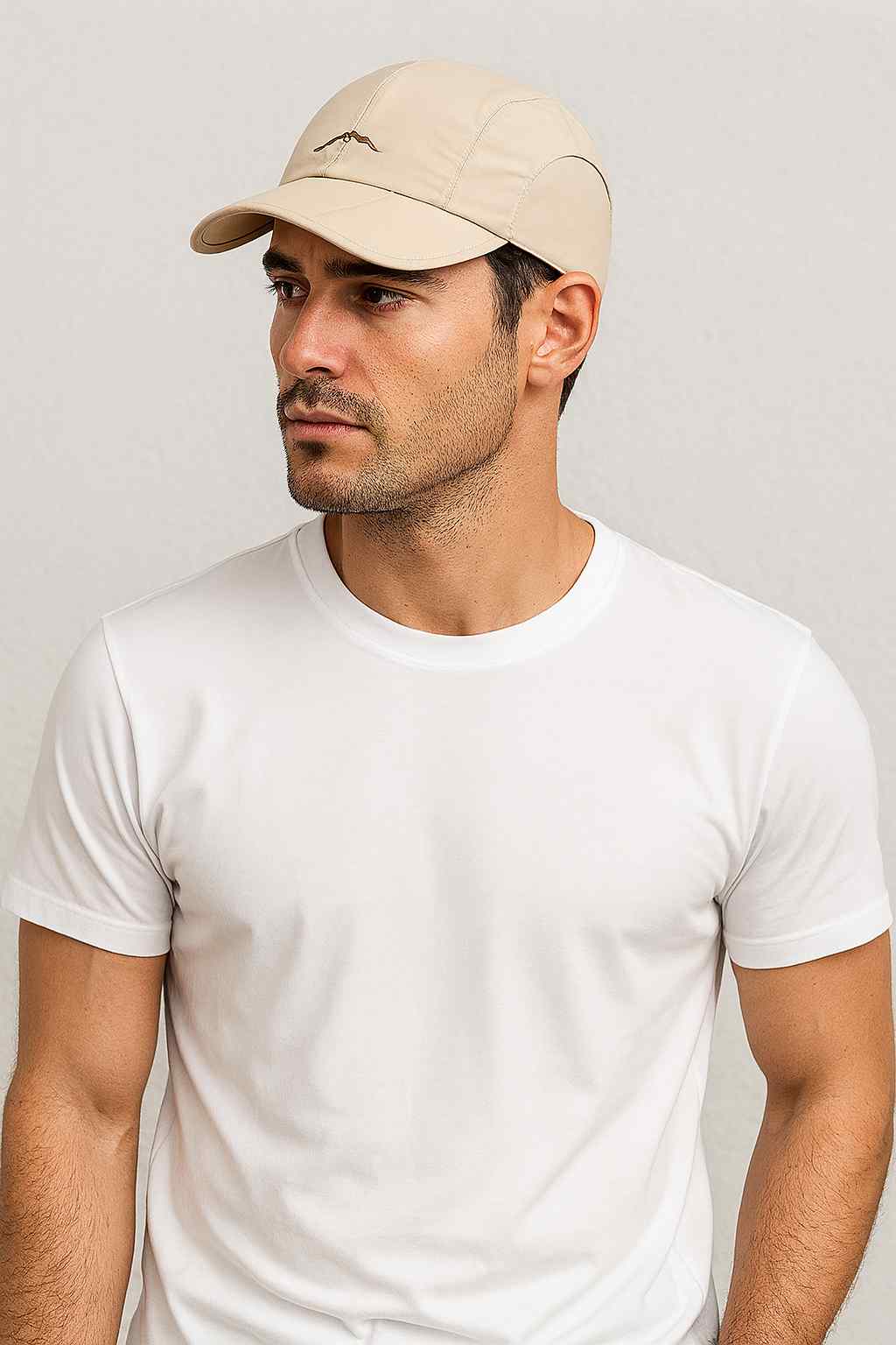 Un homme porte la Casquette Imperméable Running beige