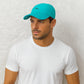 Un homme porte la Casquette Imperméable Running bleu turquoise​