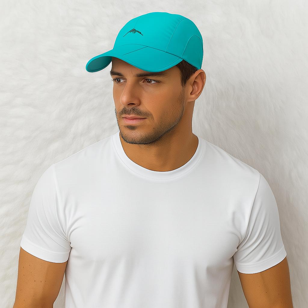 Un homme porte la Casquette Imperméable Running bleu turquoise​